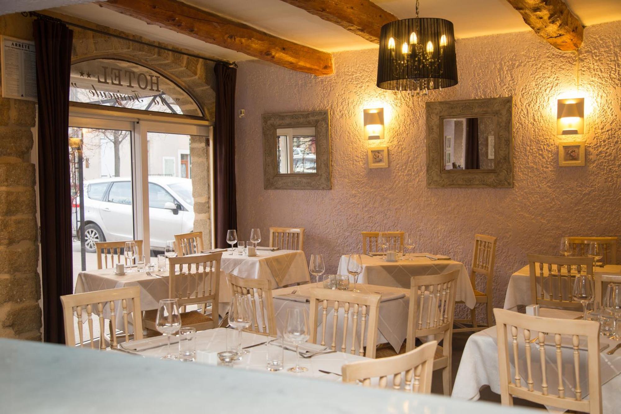 Logis Hotel Restaurant La Farigoule Sainte-Cecile-les-Vignes Экстерьер фото