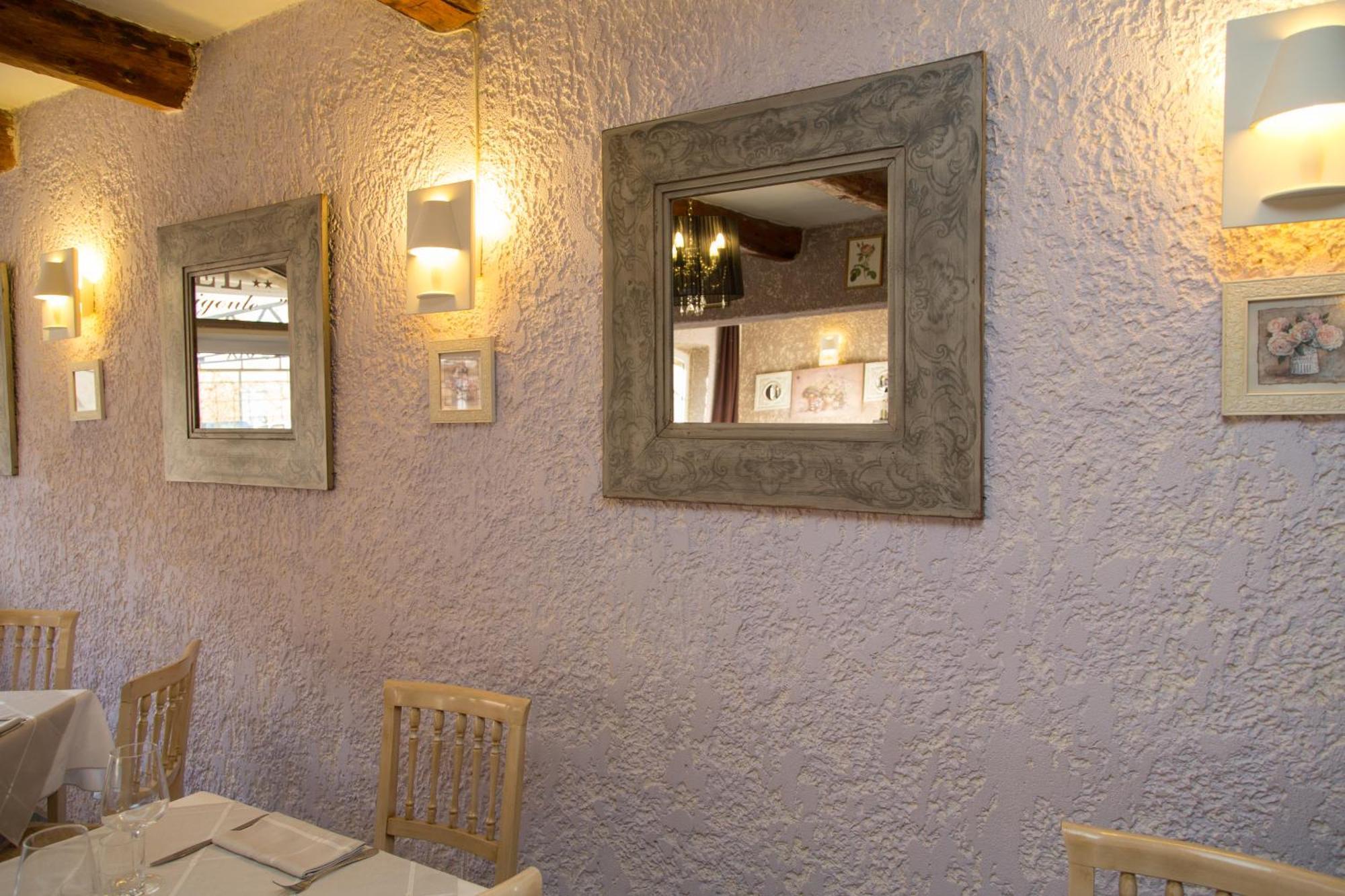 Logis Hotel Restaurant La Farigoule Sainte-Cecile-les-Vignes Экстерьер фото